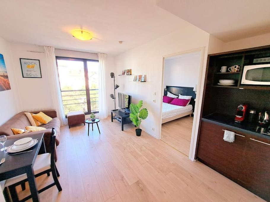 Le Valmy: Appartement Lumineux Au Pied Du Metro Lyon Eksteriør bilde