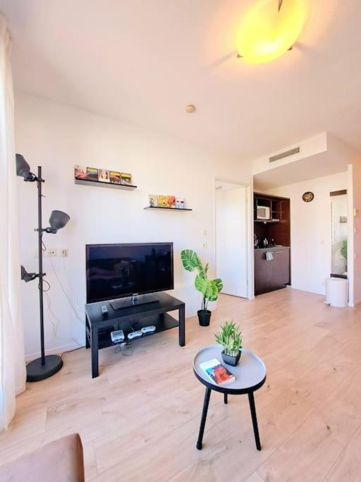 Le Valmy: Appartement Lumineux Au Pied Du Metro Lyon Eksteriør bilde
