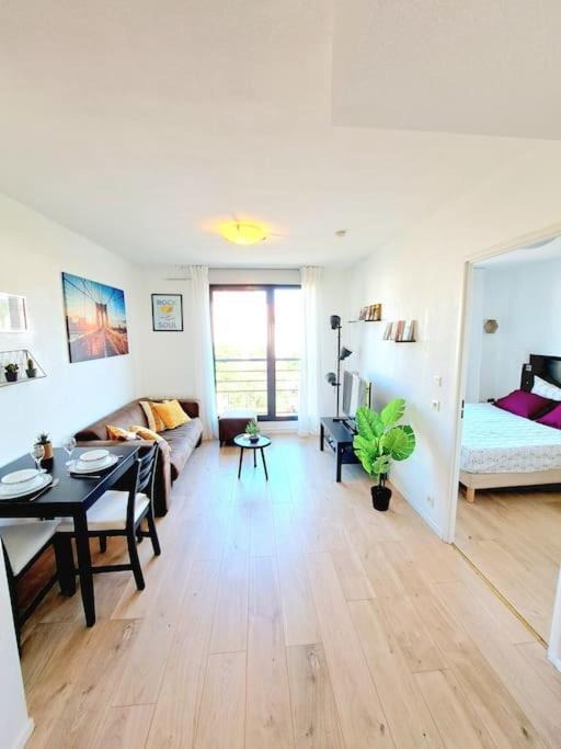 Le Valmy: Appartement Lumineux Au Pied Du Metro Lyon Eksteriør bilde