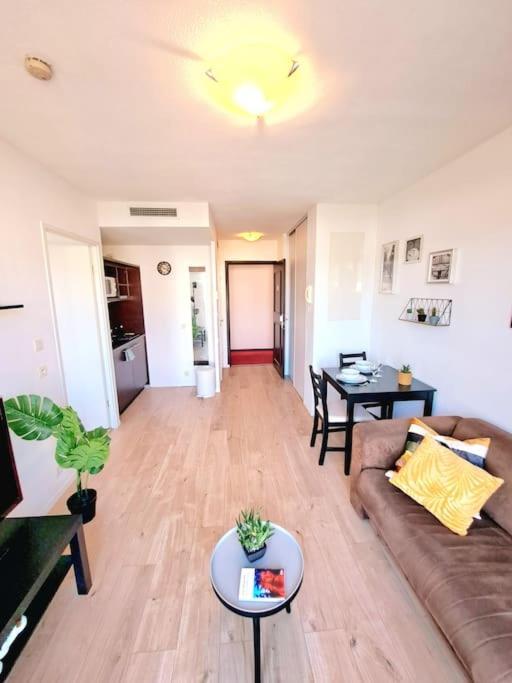 Le Valmy: Appartement Lumineux Au Pied Du Metro Lyon Eksteriør bilde