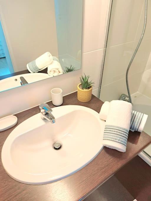 Le Valmy: Appartement Lumineux Au Pied Du Metro Lyon Eksteriør bilde