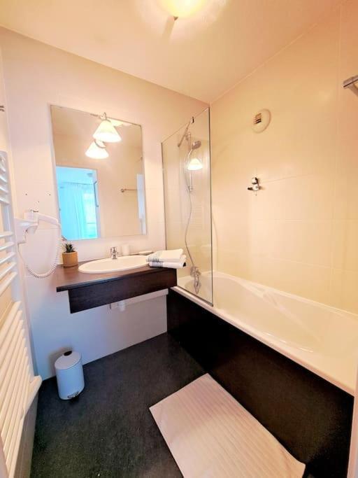 Le Valmy: Appartement Lumineux Au Pied Du Metro Lyon Eksteriør bilde
